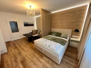 Giường trong phòng chung tại Premium Yacht Ausstattung Apartments Hotel +14 ảnh