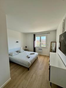 Ένα ή περισσότερα κρεβάτια σε δωμάτιο στο Maison du Cos entièrement rénovée avec 3 chambres