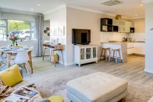 Una sala de estar con un sofá y una mesa y una cocina. en A SilverTide, en Ciudad del Cabo 21 fotos más