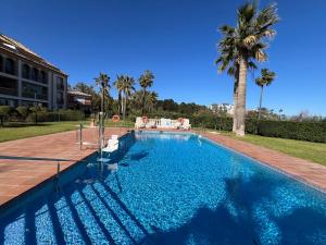 Πισίνα στο ή κοντά στο Luxury apartment in La Perla de la Bahia, Bahia de Casares