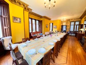 un grande tavolo lungo in una stanza con pareti gialle di Catcune Grand Suite a Gorebridge