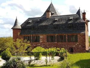 a large brick building with a roof at Cabane 3 étoiles - eeiici in Meyssac