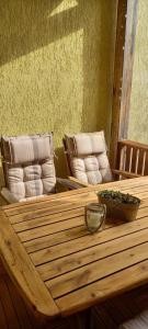 Posezení v ubytování NEU! Ferienwohnung in Mücheln mit Balkon