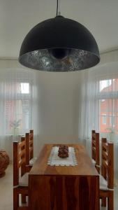 Posezení v ubytování NEU! Ferienwohnung in Mücheln mit Balkon