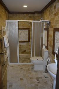 een badkamer met een douche, een toilet en een wastafel bij Zeynep Hanim Konagi in Gaziantep