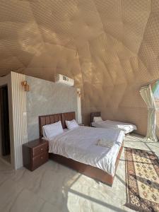 DisahにあるRUM FLOWER lUXURY CAMPの木製天井のベッドルーム1室(ベッド2台付) +27枚の写真