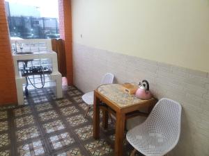 Een zitgedeelte bij Java Retro Suites