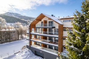 un condominio in inverno con neve di Novy Szczyrk Centrum - Aparthotel z sauną - Dream Apart a Szczyrk