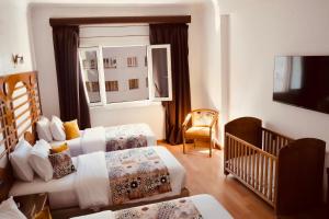 A bed or beds in a room at Hôtel Rembrandt