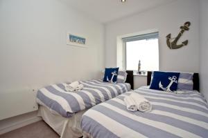 Postel nebo postele na pokoji v ubytování Avocet 2 Luxury Apartment with Pool and Parking