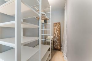 Palanda nebo palandy na pokoji v ubytování Ostend Central Residence