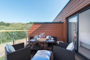 Balkón nebo terasa v ubytování Avocet 2 Luxury Apartment with Pool and Parking