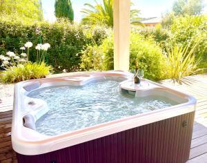 a jacuzzi tub sitting on top of a deck at Villa Mare piscine et spa in Zonza