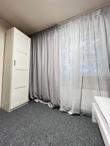 Postel nebo postele na pokoji v ubytování GIRLS Dorm Apartment