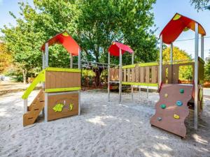 Herní místnost nebo prostor pro děti v ubytování Camping 4 étoiles - Piscine - eehda0