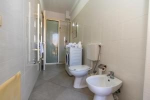 Hotel Shkodra L的一间浴室