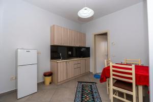 Hotel Shkodra L的厨房或小厨房