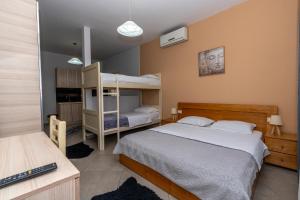 Hotel Shkodra L客房内的一张或多张床位