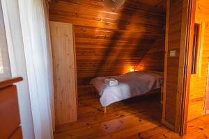 Postel nebo postele na pokoji v ubytování Bug Na Skarpie - Domek Wypoczynkowy z Jacuzzi i Kominkiem