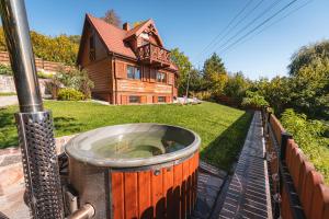 Zahrada ubytování Bug Na Skarpie - Domek Wypoczynkowy z Jacuzzi i Kominkiem