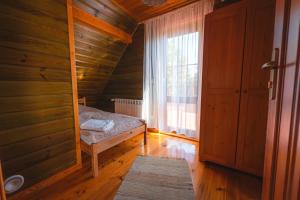 Postel nebo postele na pokoji v ubytování Bug Na Skarpie - Domek Wypoczynkowy z Jacuzzi i Kominkiem
