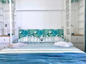 una camera da letto con un letto grande con lenzuola blu e bianche di Pied dans l’Eau a Brezzo