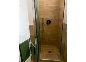 una doccia con una porta in vetro in un bagno di Pied dans l’Eau a Brezzo Altre 16 foto