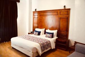 A bed or beds in a room at Hôtel Rembrandt
