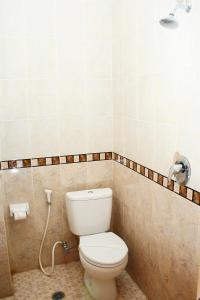 een badkamer met een toilet en een douche bij Hotel 1001 Malam in Yogyakarta