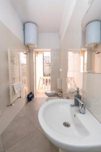 baño con lavabo blanco y 2 aseos en Hotel Shkodra L, en Shkodër