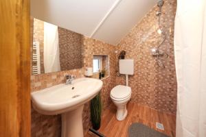 Bilik mandi di Casa Calatorului Rasnov +46 gambar
