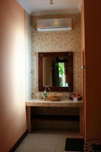 A bathroom at Hotel 1001 Malam