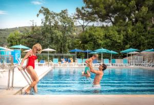 Bazén v ubytování Sunny Makarska by Valamar nebo v jeho okolí