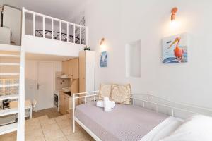 een kleine slaapkamer met een stapelbed en een ladder bij Elenitas Studio in Mykonos Town in Mykonos-stad