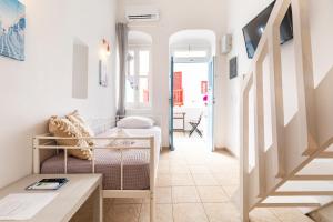 een woonkamer met een bank en een tafel bij Elenitas Studio in Mykonos Town in Mykonos-stad