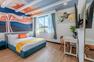 Rúm í herbergi á Kingfisher Nest Hotel Suites- Westlands, Near Sarit Center