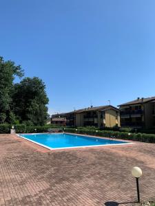 Ảnh trong thư viện ảnh của Garda Tulipano tranquillo bilocale con piscina e terrazza ở Desenzano del Garda