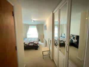 een kleine kamer met twee bedden en een spiegel bij Workers 3 bedroom beach boulevard apt in Aberdeen