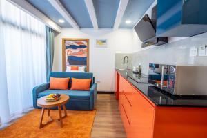 Eldhús eða eldhúskrókur á Kingfisher Nest Hotel Suites- Westlands, Near Sarit Center
