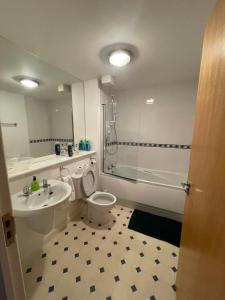 een badkamer met een toilet, een wastafel en een douche bij Workers 3 bedroom beach boulevard apt in Aberdeen