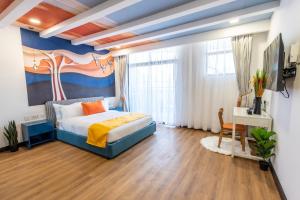 Rúm í herbergi á Kingfisher Nest Hotel Suites- Westlands, Near Sarit Center