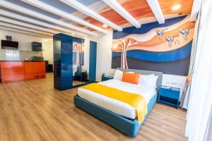 Rúm í herbergi á Kingfisher Nest Hotel Suites- Westlands, Near Sarit Center