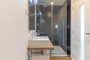 Koupelna v ubytování Orange 3 House - Chiado Studios + 57 fotografií