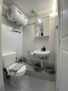 een badkamer met een wit toilet en een wastafel bij Elenitas Studio in Mykonos Town in Mykonos-stad +14 foto's