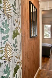 pasillo con puerta y pared con papel pintado con motivos florales en Le FOCH, appartement 3 chambres - proche Nancy Thermal, en Villers-lès-Nancy