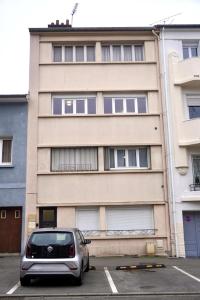 Un coche aparcado en un estacionamiento frente a un edificio. en Le FOCH, appartement 3 chambres - proche Nancy Thermal, en Villers-lès-Nancy