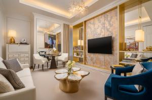 TV a/nebo společenská místnost v ubytování Corinthia Grand Hotel du Boulevard Bucharest