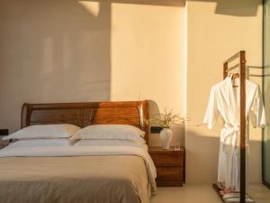 Uma cama ou camas num quarto em Dali Jiujing Inn