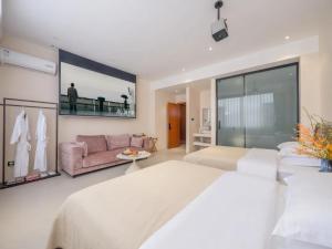 Uma cama ou camas num quarto em Dali Jiujing Inn