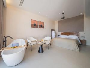 Uma cama ou camas num quarto em Dali Jiujing Inn
